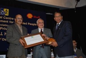 (दायें से बायें) सेल के निदेशक (कार्मिक) श्री जी. ओझा, माननीय मानव संसाधन विकास मंत्री श्री कपिल सिब्बल से इण्डियन एक्सप्रेस के संपादक श्री शेखर गुप्ता की उपस्थिति में 11वां एनसीपीईडीपी-शैल हेलेन क्यलर अवार्ड प्राप्त करते हुए।