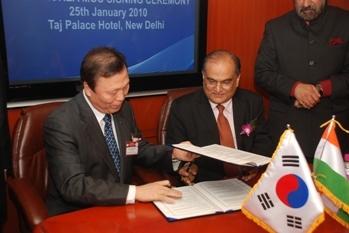 श्री शैलेश भट्टाचार्य, निदेशक (वित्त), सेल और श्री रियु चांग-मू , चेयरमैन एवं प्रेजीडेंट, केईआईसी नई दिल्ली में सहमतिपत्र दस्तावेजों का आदान-प्रदान करते हुुए ।