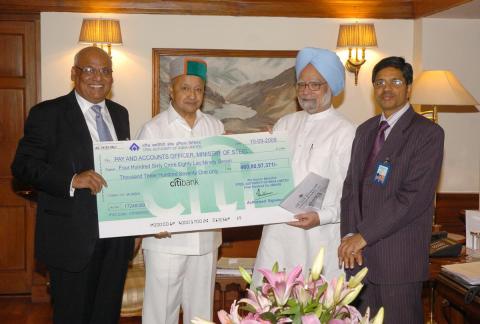  (From left) SAIL Chairman Shri S.K. Roongta, Union Steel Minister Shri Virbhadra Singh, Prime Minister Dr. Manmohan Singh and Secretary (Steel) Shri P.K. Rastogi with the cheque for Rs. 460.81 crore towards payment of final dividend by SAIL to the Government of India.