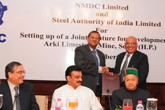 संलग्न चित्र में दिखाई दे रहे हैं: सेल अध्यक्ष, श्री एस. के. रुँगटा (दांयी ओर खड़े हैं) और एनएमडीसी के अध्यक्ष-सह-प्रबंध निदेशक, श्री राणा सोम, हिमाचल प्रदेश के सोलन जिले में स्थित अरकी लाइमस्टोन माइन को 50:50 संयुक्त उद्यम के रूप में विकसित करने के लिए, केन्द्रीय इस्पात मंत्री, श्री वीरभद्र सिंह, केन्द्रीय इस्पात राज्य मंत्री, श्री ए. साई प्रताप, इस्पात मंत्रालय के इस्पात सचिव, श्री अतुल चतुर्वेदी, (दायें से आगे की पंक्ति में) की उपस्थिति में सेल और एनएमडीसी के बीच हस्ताक्षरित सहमतिपत्र की प्रतियों का आदान