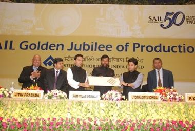 Union Minister of State for Communications & IT Mr.Jyotiraditya M. Scindia, (2nd from right) releasing commemorative SAIL golden jubilee stamp flanked by Union Minister for Chemicals & Fertilizers and Steel Mr. Ram Vilas Paswan  and Mr PK Gopinath, Chief Postmaster General, Delhi and in the presence of  (from left) Chairman, SAIL Mr. SK Roongta, Secy. (Steel) P.K Rastogi and  Union Minister of State for Steel Mr. Jitin Prasada